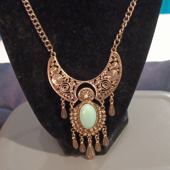 Jewelry - Must bundle Gold mint boho necklace